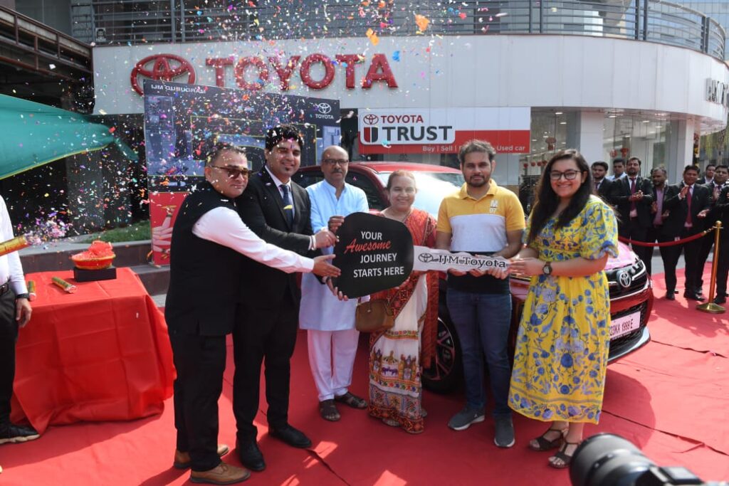 IJM Toyota Gurugram की पहली वर्षगाँठ,नवरात्रि के पहले दिन पर किया गया 51 कारों की डिलीवरी