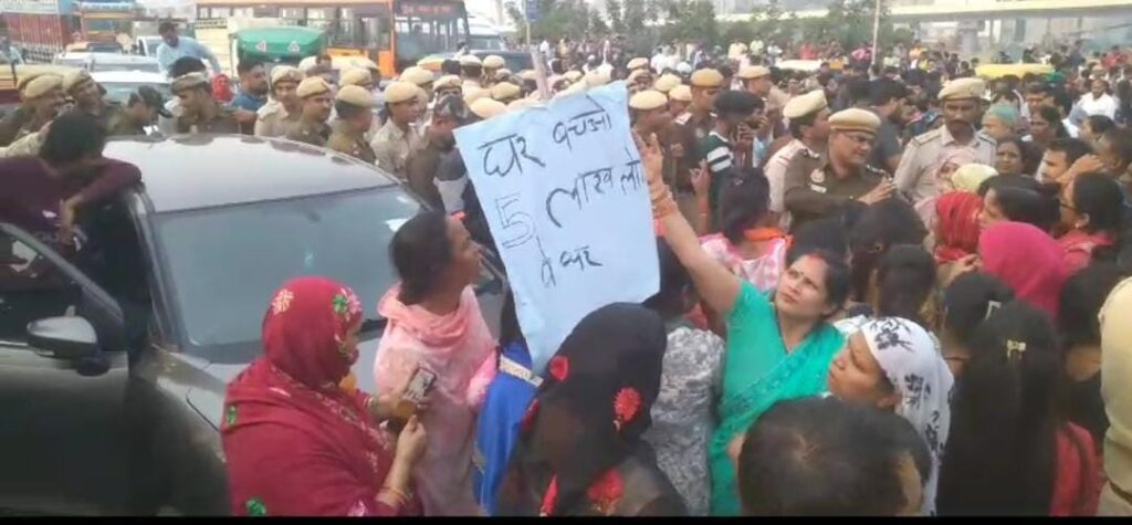 Delhi News: घर तोड़े जाने के विरोध में सड़क पर उतरे लोग, बोले- राजनीतिक षड्यंत्र के चलते तुड़वा रही सरकार