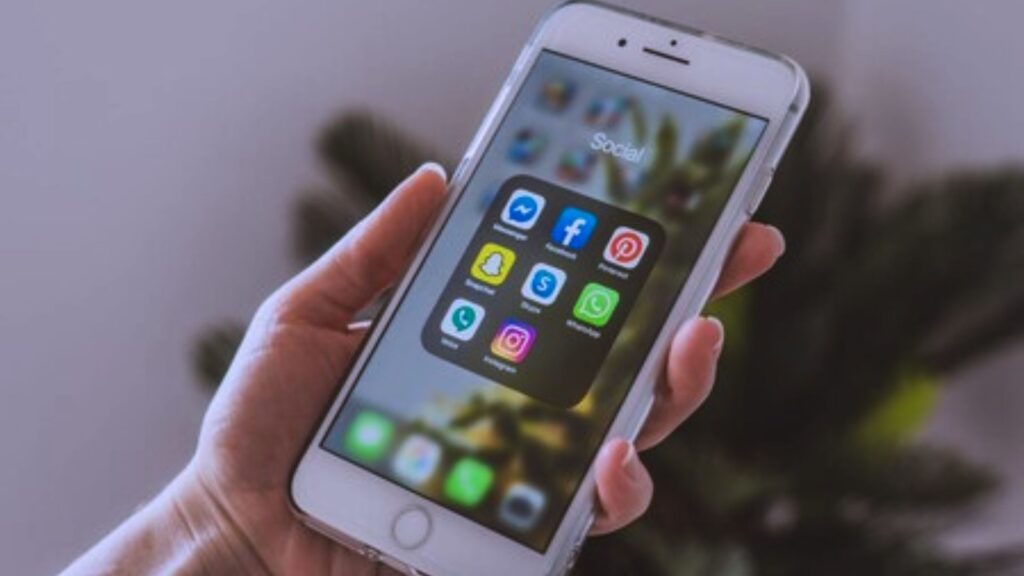 क्या फोन की भी होती है एक्सपायरी डेट? डिब्बे पर लिखा होता है एक सीक्रेट कोड, जिसे 99% लोग नहीं जानते!