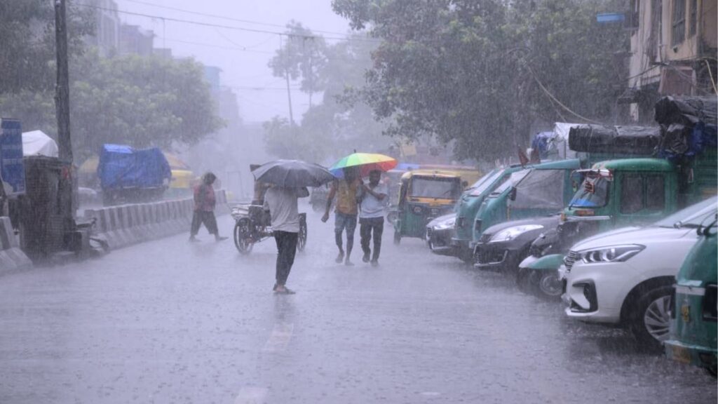 दिल्ली-NCR में मौसम का बदला मिजाज, हो रही है झमाझम बारिश, IMD ने इन 3 राज्यों के लिए जारी किया रेड अलर्ट