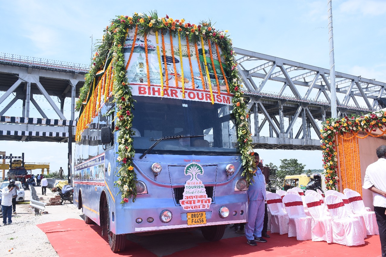 पटना में मुंबई जैसी ओपन डबल डेकर बस सेवा की शुरुआत