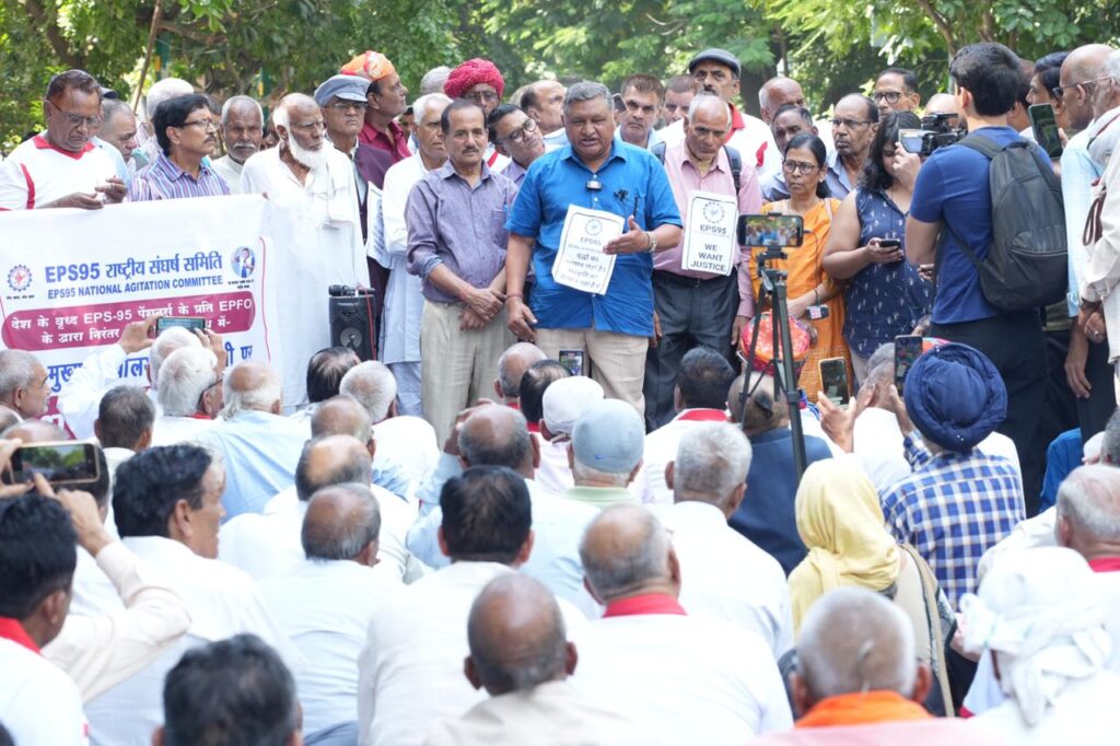 पेंशनरों ने किया चार सूत्रीय मांग पत्र पेश