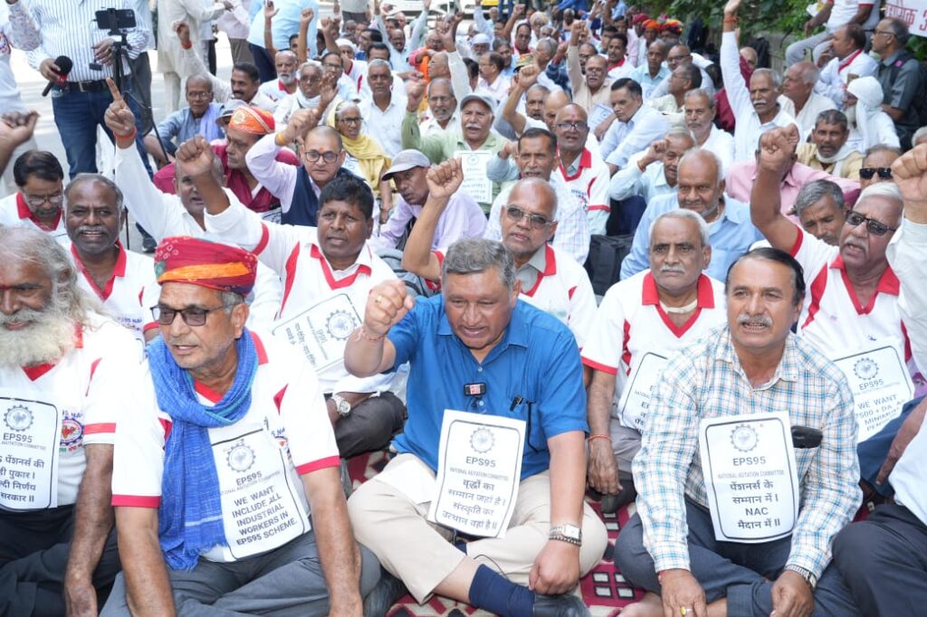 पेंशनरों ने किया चार सूत्रीय मांग पत्र पेश