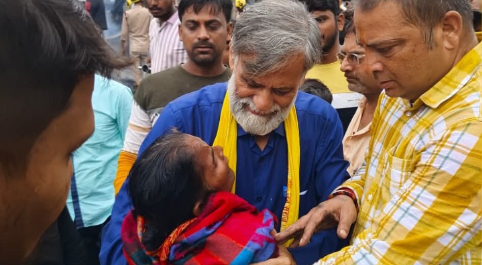 दरभंगा में सिलेंडर विस्फोट के पीड़ितों से मिले जन सुराज पार्टी प्रत्याशी राकेश मिश्रा, सहायता का दिया भरोसा