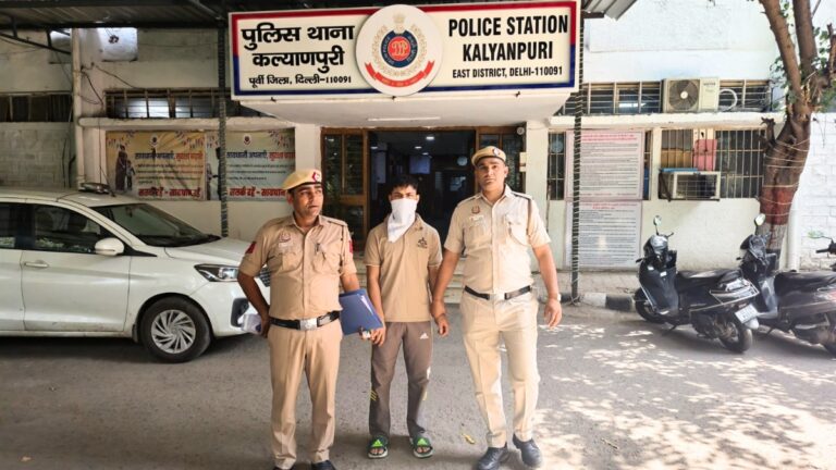 बहादुरी का परिचय देते हुए पुलिसकर्मी ने सशस्त्र बदमाश को दबोचा, हथियार व कारतूस बरामद