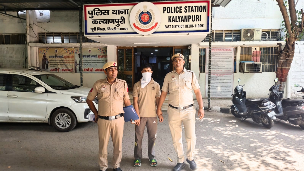 बहादुरी का परिचय देते हुए पुलिसकर्मी ने सशस्त्र बदमाश को दबोचा, हथियार व कारतूस बरामद