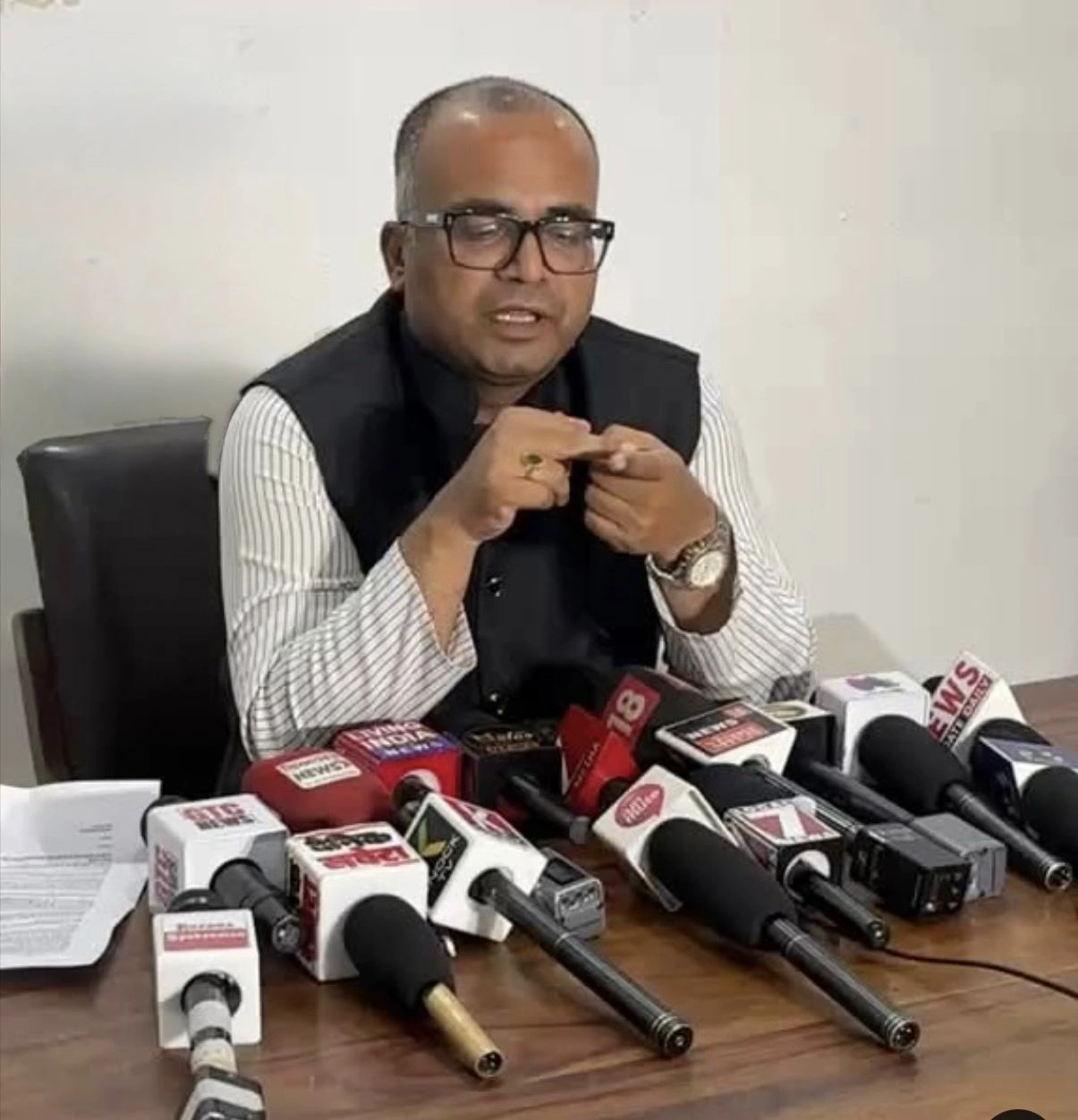 ‘‘जब भाजपा में ही जाना था तो इतना ड्रामा क्यों किया”: राज्यसभा विवाद पर नवनीत चतुर्वेदी का पलटवार