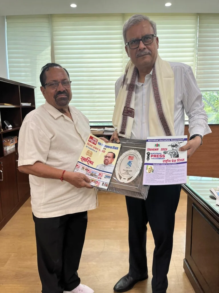 वरिष्ठ पत्रकार और केंद्रीय सूचना आयोग के आयुक्त आशुतोष चतुर्वेदी को चार दशकों की निष्पक्ष एवं निर्भीक पत्रकारिता के लिए भव्य सम्मान