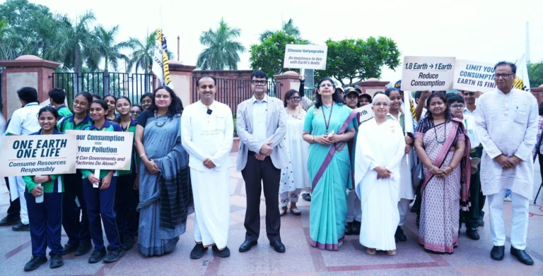 राजघाट से “सोलर मैन ऑफ इंडिया” प्रो. चेतन सिंह सोलंकी ने भारत क्लाइमेट सत्याग्रह यात्रा का शुभारंभ किया