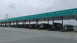 एनएचएआई के डिजिटल टोल सिस्टम की अवहेलना: शाहजहांपुर एनएच-48 टोल प्लाजा पर ओवरलोड वाहनों से अनधिकृत वसूली का मामला