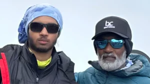 72 साल के दादा ने 17 साल के पोते के साथ चढ़ी 5,642 मीटर ऊंची चोटी, माउंट एल्ब्रुस पर रचा इतिहास