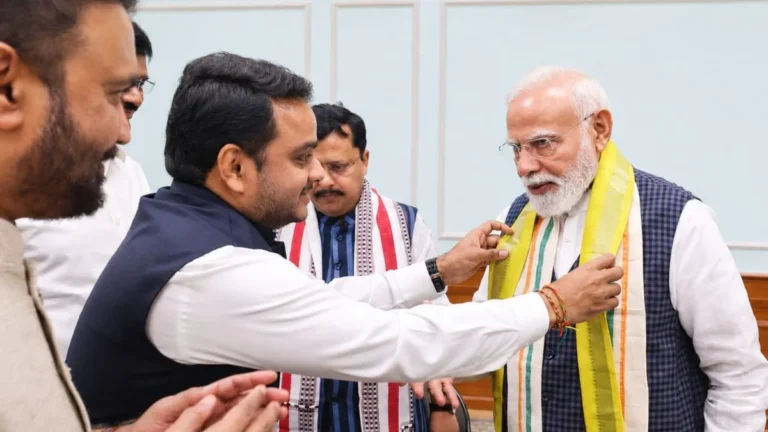 राष्ट्रीय हथकरघा दिवस पर पीएम मोदी को मिला विजय चिंतकायला का मंगलागिरी शॉल