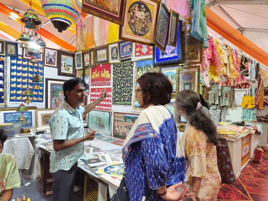 राजस्थान की पारंपरिक चित्रकला को नई पहचान दे रहे कलाकार, बीकानेर हाउस में सजीं अनूठी कलाकृतियां