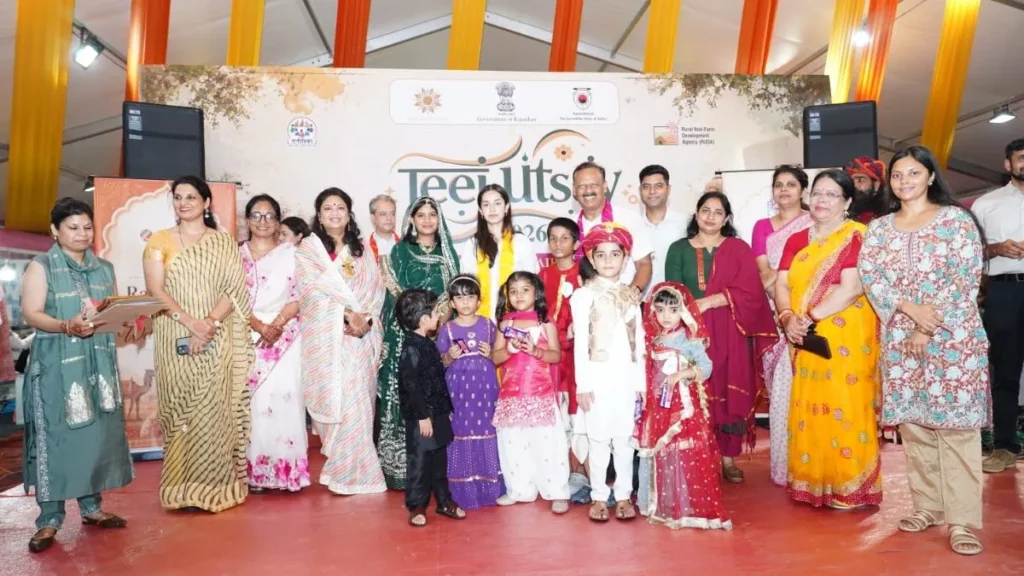 स्क्वैश जूनियर विश्व चैंपियन अनाहत सिंह ने बीकानेर हाउस में लिया तीज मेले का आनंद