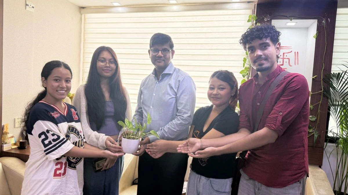 असम बाढ़ राहत अभियान में जुटे Gen Z, दिल्ली यूनिवर्सिटी और नॉर्थ ईस्ट के छात्र