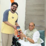 डिजिटल ट्रांसफॉर्मेशन पर डॉ. भार्गव मल्लप्पा की पुस्तक राजनाथ सिंह को भेंट
