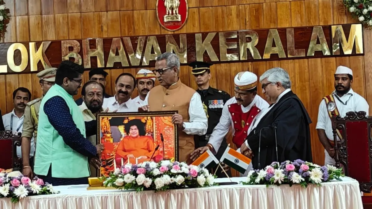 केरल के राज्यपाल बने ओम प्रकाश माथुर, डॉ. मल्लप्पा ने भेंट किया सत्य साईं बाबा का चित्र